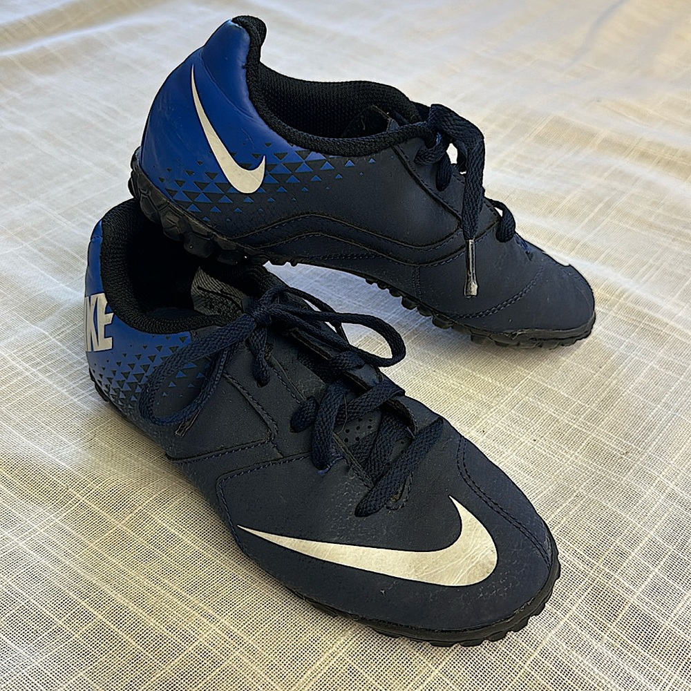 Nike sz 1 indoor socker shoes